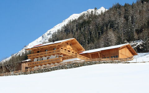 Längenfeld 380: Himmel, Gebäude, Schnee, Wolke, Berg, Steigung, Haus, Holz, Baum, Natürliche Landschaft