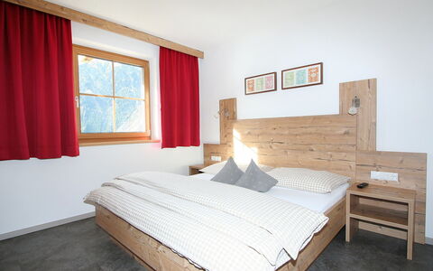 Längenfeld 380: Schlafzimmer, Bett, Möbel, Zimmer, Eigentum, Bettdecke, Bettrahmen, Matratze, Interior Design, Fussboden