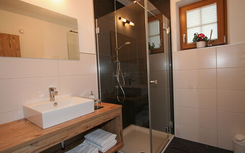 Längenfeld 380: Badezimmer, Zimmer, Eigentum, Armatur, Fliese, Interior Design, Gebäude, Haus, Decke, Fussboden