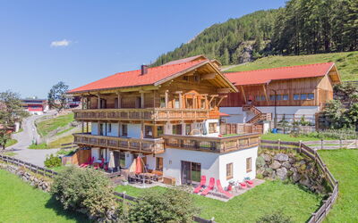 Längenfeld 380: Pflanze, Himmel, Eigentum, Gebäude, Fenster, Baum, Grundstueck, Haus, Natürliche Landschaft, Freizeit