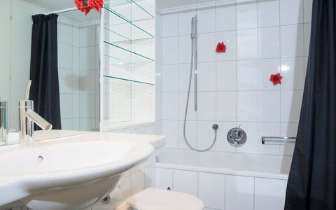 Wengen 11: Badezimmer, Eigentum, Zimmer, Interior Design, Armatur, Zapfhahn, Wand, Bad Zubehör, Fliese, Haus
