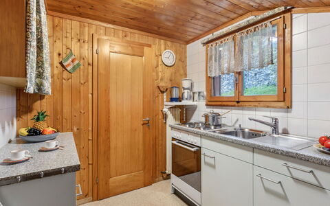Eigersonne: Cabinetry, Spüle, Eigentum, Sinken, Countertop, Zapfhahn, Fenster, Armatur, Holz, Tür