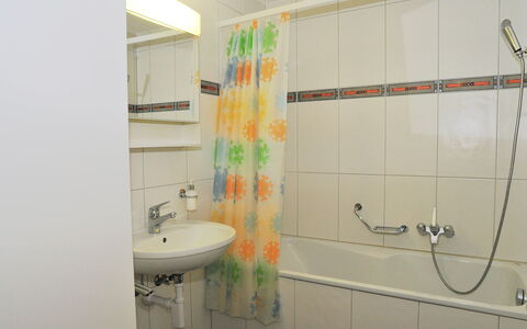 Wengen 22: Badezimmer, Zimmer, Eigentum, Fliese, Wand, Interior Design, Armatur, Bad Zubehör, Grundeigentum, Haus