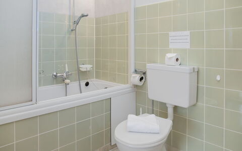 Wengen 24: Badezimmer, Armatur, Flooring, Wand, Fussboden, Bad Sink, Sinken, Interior Design, Zapfhahn, Installation