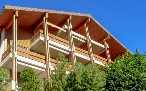 Krokus Apt.t: Himmel, Pflanze, Gebäude, Schatten, Holz, Fassade, Abstellgleis, Hütte, Haus, Freizeit