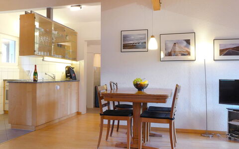 Melodie Apt.w: Zimmer, Möbel, Eigentum, Interior Design, Fussboden, Esszimmer, Gebäude, Gelb, Haus, Tabelle