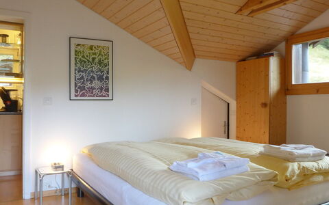Melodie Apt.w: Schlafzimmer, Bett, Möbel, Zimmer, Eigentum, Bettrahmen, Matratze, Bettdecke, Bedding, Decke