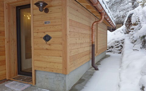 Mioche: Gebäude, Schnee, Haus, Holz, Hütte, Baum, Holzbeize, Abstellgleis, Dach, Zweig