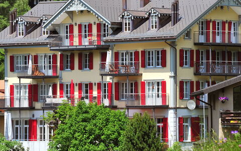 Mittaghorn Apt.8: Gebäude, Fenster, Pflanze, Haus, Wohngebiet, Dach, Urban Design, Fassade, Grundeigentum