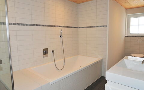 Mittaghorn Apt.8: Badezimmer, Eigentum, Zimmer, Fliese, Badewanne, Die Architektur, Fussboden, Wand, Grundeigentum, Interior Design