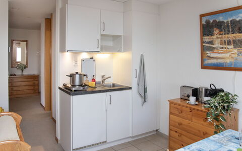 Primula Apt. B: Möbel, Interior Design, Holz, Flooring, Küche, Fussboden, Sinken, Countertop, Zimmer, Decke