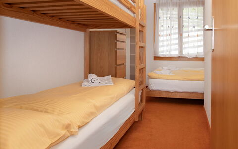 Wengen 34: Etagenbett, Bett, Schlafzimmer, Holz, Interior Design, Bettdecke, Bedding, Bettrahmen, Fussboden, Wohnheim