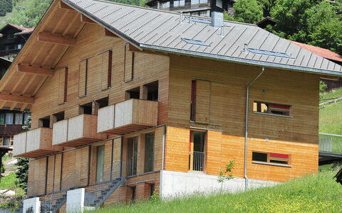 Roossi Apt. 1: Pflanze, Eigentum, Gebäude, Fenster, Holz, Baum, Haus, Grundstueck, Hütte, Abstellgleis