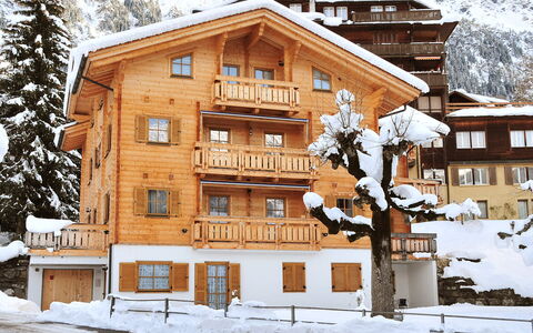 Alpina Apt. Ch: Schnee, Gebäude, Eigentum, Fenster, Welt, Steigung, Haus, Holz, Baum, Wohngebiet