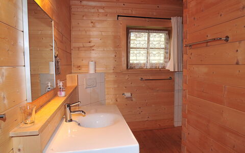 Alpina Apt. Ch: Zimmer, Eigentum, Gebäude, Badezimmer, Blockhaus, Holz, Interior Design, Haus, Fussboden, Möbel