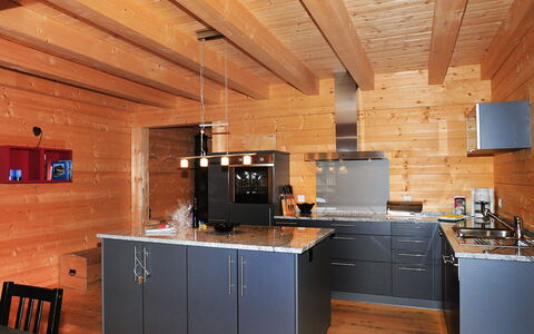 Alpina Apt. Ch: Zimmer, Gebäude, Countertop, Eigentum, Möbel, Küche, Dachgeschoss, Decke, Cabinetry, Hartholz