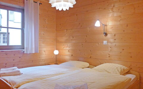 Alpina Apt. Ch: Schlafzimmer, Bett, Zimmer, Möbel, Bettdecke, Eigentum, Bettrahmen, Matratze, Bedding, Wand