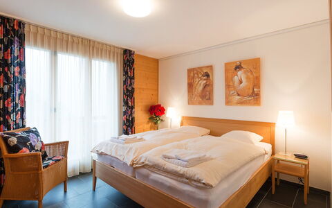 Wengen 42: Schlafzimmer, Bett, Möbel, Zimmer, Bettdecke, Eigentum, Matratze, Interior Design, Bedding, Bettrahmen