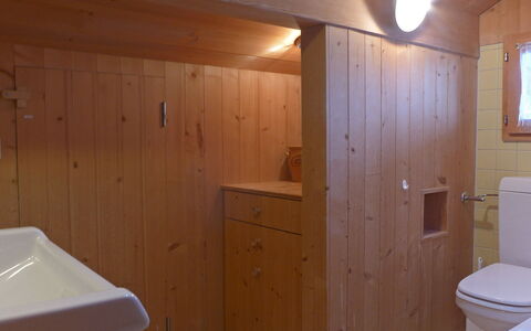 Wätterlücke: Zimmer, Badezimmer, Eigentum, Wand, Holzbeize, Armatur, Toilette, Holz, Fussboden, Sperrholz