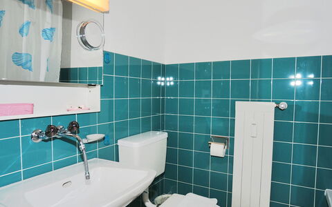 Zur Linde Apt.w: Badezimmer, Zimmer, Eigentum, Fliese, Türkis, Lila, Interior Design, Gebäude, Armatur, Zapfhahn