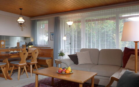 Zur Linde Apt.w: Zimmer, Möbel, Interior Design, Eigentum, Wohnzimmer, Gebäude, Tabelle, Fussboden, Decke, Haus