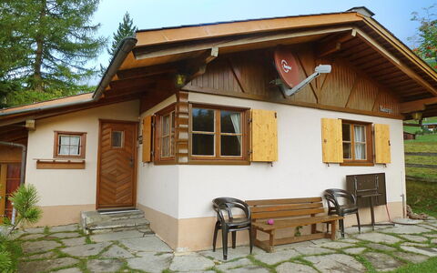Zwärgli: Pflanze, Himmel, Gebäude, Fenster, Haus, Baum, Holz, Grundstueck, Freizeit, Abstellgleis
