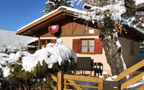Zwärgli: Schnee, Eigentum, Gebäude, Himmel, Fenster, Holz, Haus, Ast, Baum, Hütte