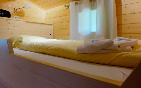 Zwärgli: Zimmer, Bett, Eigentum, Möbel, Schlafzimmer, Bettrahmen, Interior Design, Matratze, Suite, Matratzenauflage