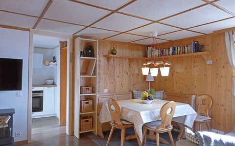 Zwärgli: Möbel, Eigentum, Tabelle, Cabinetry, Holz, Stuhl, Zimmerpflanze, Interior Design, Gebäude, Tür
