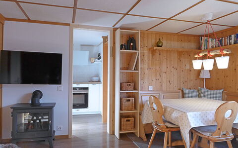 Zwärgli: Möbel, Tabelle, Eigentum, Gebäude, Cabinetry, Stuhl, Holz, Interior Design, Beleuchtung, Küche