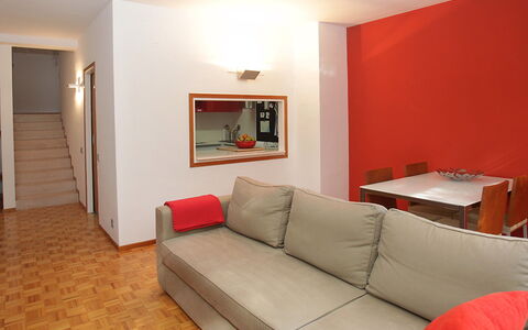 Vila Olimpica Pamplona: Zimmer, Eigentum, Möbel, Interior Design, Wohnzimmer, Fussboden, Rot, Gebäude, Orange, Wand