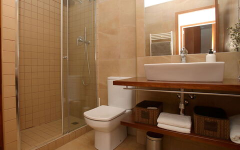 Vila Olimpica Pamplona: Badezimmer, Eigentum, Zimmer, Interior Design, Fliese, Fussboden, Die Architektur, Armatur, Gebäude, Grundeigentum
