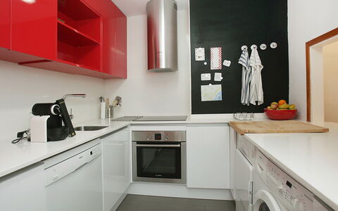 Vila Olimpica Pamplona: Zimmer, Eigentum, Möbel, Interior Design, Rot, Küche, Cabinetry, Haus, Gebäude, Countertop
