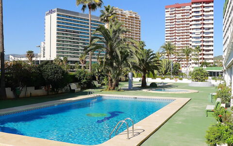 Calpe Calp 898: Wasser, Pflanze, Gebäude, Himmel, Daytime, Eigentum, Schwimmbad, Grün, Blau, Azurblau