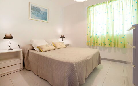 Calpe Calp 898: Schlafzimmer, Zimmer, Möbel, Bett, Eigentum, Bettdecke, Interior Design, Bedding, Bettrahmen, Wand