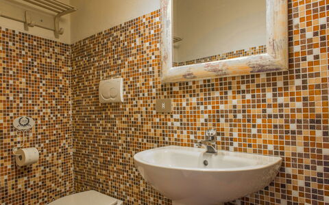 Casa delle Fiabe: Badezimmer, Eigentum, Zimmer, Wand, Fliese, Interior Design, Zapfhahn, Grundeigentum, Fussboden, Armatur
