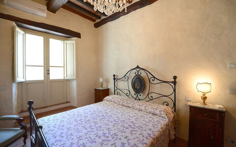 Villa Agazzi: Schlafzimmer, Bett, Zimmer, Eigentum, Möbel, Bettdecke, Bettrahmen, Bedding, Decke, Interior Design