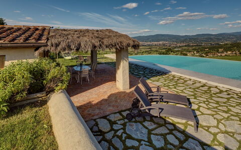 Villa Agazzi: Eigentum, Natürliche Landschaft, Grundeigentum, Himmel, Estate, Haus, Azurblau, Schwimmbad, Zuhause, Gebäude