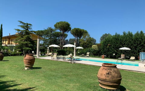 Villa Quattro Mori: Pflanze, Himmel, Wasser, Eigentum, Botanik, Azurblau, Baum, Fenster, Schatten, Schwimmbad