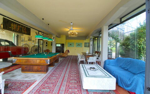 Villa Quattro Mori: Eigentum, Zimmer, Gebäude, Interior Design, Möbel, Grundeigentum, Haus, Zuhause, Wohnzimmer, Decke