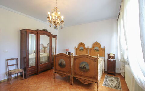 Villa Quattro Mori: Möbel, Interior Design, Schlafzimmer, Flooring, Bett, Fussboden, Holz, Zimmer, Beleuchtung, Bedding
