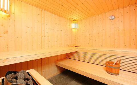 Chalet Jadi: Sauna, Zimmer, Orange, Eigentum, Interior Design, Die Architektur, Gebäude, Möbel, Decke, Holz