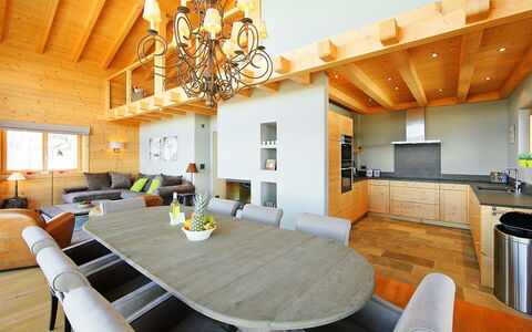 Chalet Jadi: Eigentum, Zimmer, Decke, Gebäude, Interior Design, Countertop, Möbel, Esszimmer, Haus, Grundeigentum