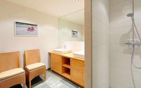 Chalet Jadi: Zimmer, Badezimmer, Eigentum, Interior Design, Gebäude, Fussboden, Möbel, Fliese, Grundeigentum, Die Architektur