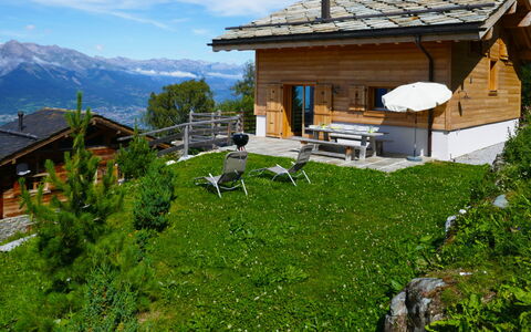 Chalet Jadi: Himmel, Wolke, Pflanze, Eigentum, Gebäude, Berg, Fenster, Natürliche Landschaft, Haus, Grundstueck