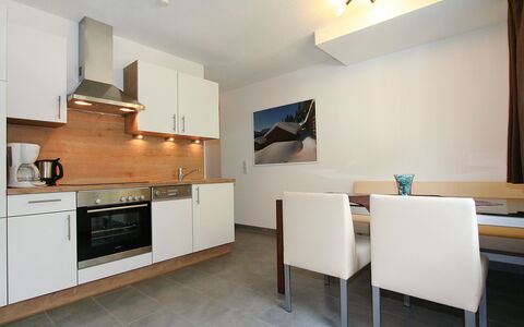Collina: Zimmer, Eigentum, Möbel, Interior Design, Gebäude, Fussboden, Küche, Countertop, Cabinetry, Haus