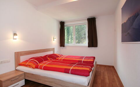 Collina: Schlafzimmer, Möbel, Bett, Zimmer, Eigentum, Interior Design, Fussboden, Bettdecke, Rot, Holzboden