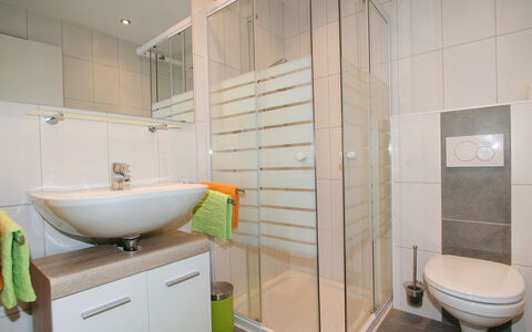Collina: Badezimmer, Eigentum, Zimmer, Fliese, Interior Design, Armatur, Fussboden, Die Architektur, Wand, Gebäude
