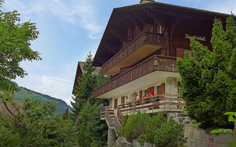 Bergkristall Apt. P: Himmel, Wolke, Gebäude, Pflanze, Eigentum, Fenster, Baum, Vegetation, Haus, Ländliches Gebiet