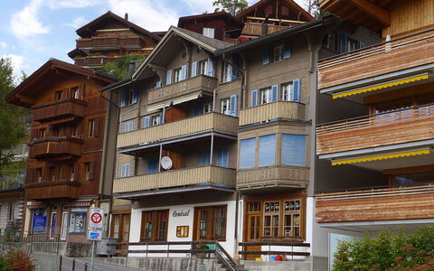 Central: Gebäude, Fenster, Wohngebiet, Nachbarschaft, Fassade, Wohnung, Urban Design, Zuhause, Menschliche Siedlung, Balkon